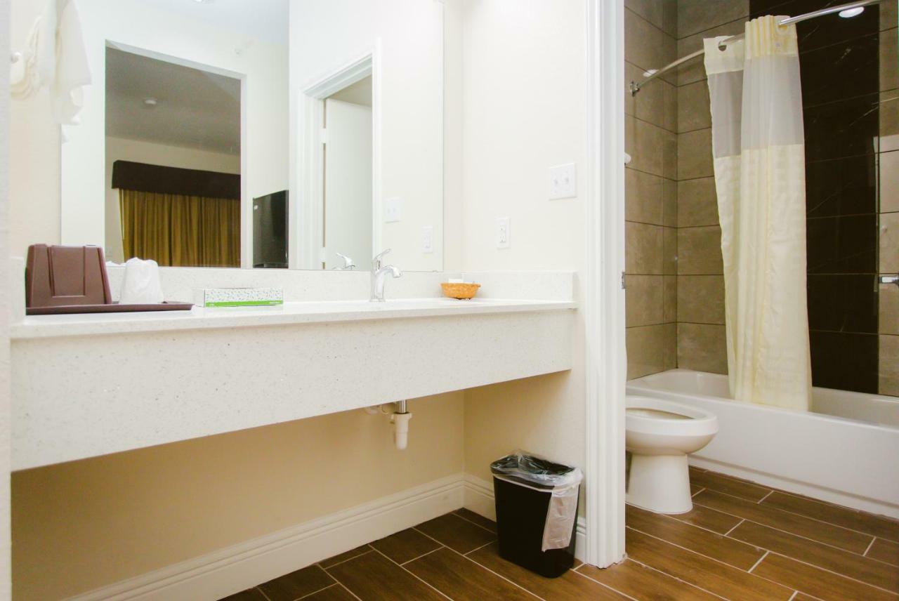 Scottish Inn & Suites Baytown Bagian luar foto