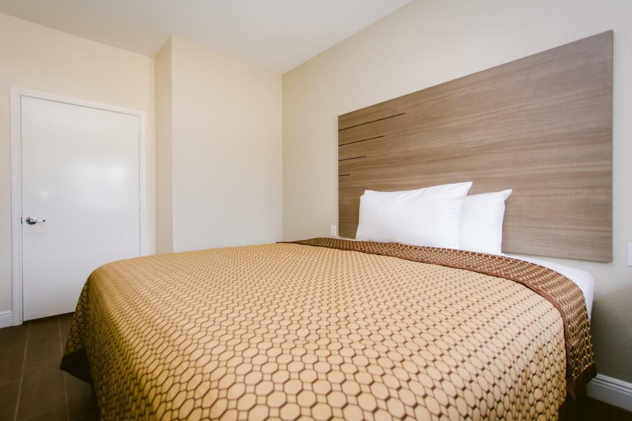Scottish Inn & Suites Baytown Bagian luar foto