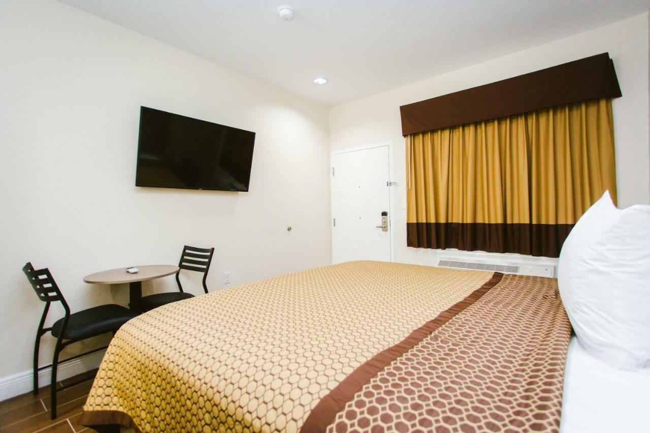 Scottish Inn & Suites Baytown Bagian luar foto