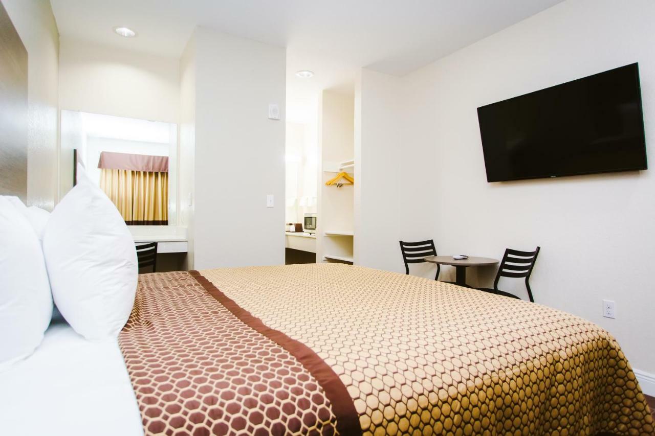 Scottish Inn & Suites Baytown Bagian luar foto
