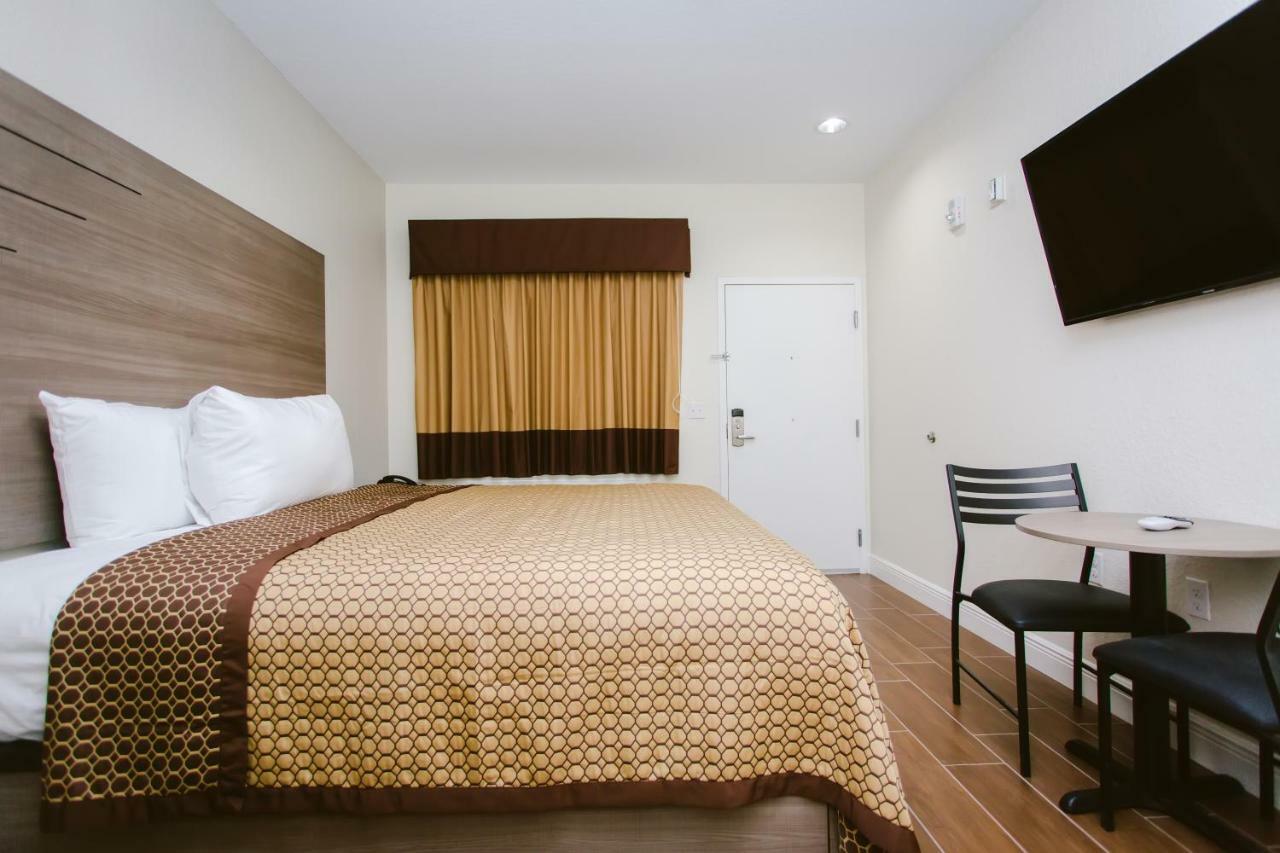 Scottish Inn & Suites Baytown Bagian luar foto